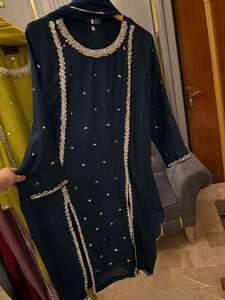 Ssumaira Present 3 Pc Prêt à Porter Chemise en Soie Brodée à la Main avec Mousseline Dupatta et Pantalon Teint Anarkali Salwar Kameez - Product Image 2