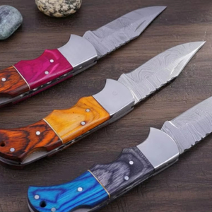 Ensemble de couteaux pliants en acier au carbone faits à la main, lames forgées sur mesure, manches en bois colorés, artisanat de qualité supérieure, léger et durable - Product Image 1