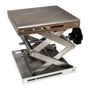 Le cric de laboratoire se compose de pièces métalliques connectées ensemble en forme de ciseaux entre une plate-forme supérieure et une plate-forme inférieure - Product Image 2