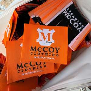 Etiqueta tejida de ropa de marca personalizada 100, alta calidad, 2x5cm, pliegue final/pliegue central, etiqueta de tela para ropa, logotipo, estampado en caliente - Product Image 1