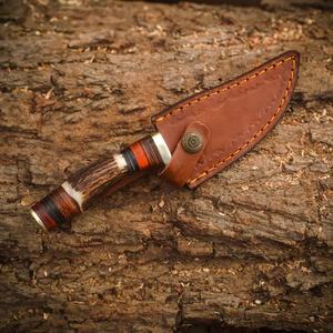 Couteau de chasse en acier Damas fait main personnalisé, manche en corne de cerf empilée, couteau de survie pour le camping en plein air, fabrication artisanale, vente en gros OEM - Product Image 5