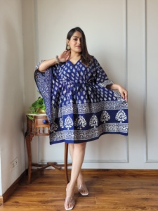 ชุดเดรสผ้าฝ้ายพิมพ์ลายบล็อกสไตล์โบฮีเมียนแบบธรรมชาติสั่งทำพิเศษสำหรับลูกค้าบูติก  ทรงยาวคลุมเข่า  ปรับขนาดเอวได้  เป็นมิตรต่อสิ่งแวดล้อม เหมาะสำหรับฤดูร้อน - Product Image 5
