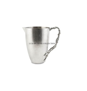 Pichet à boisson fantaisie en métal luxueux avec des motifs élégants et une structure premium qui en fait un must-have pour les réglages raffinés - Product Image 1