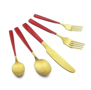 Cuchara para cubiertos de latón de la mejor calidad con mango de revestimiento rojo Artesanías Venta caliente Juego de cubiertos para restaurante y cocina - Product Image 3