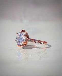 Anillo de compromiso de diamante cultivado en laboratorio de corte ovalado CTW Vintage 1,5, anillo de bodas de oro rosa de 14K para mujer, regalo de joyería nupcial único para - Product Image 3