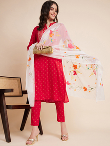Elegante y Estiloso Conjunto de Kurta Roja de Rayón con Cuello en V, Manga Tres Cuartos, Largo hasta la Rodilla, con Pantalón y Dupatta, con Hermoso Bordado - Product Image 5