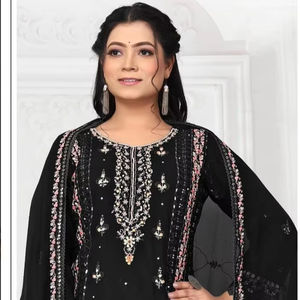 Conjunto de 4 Piezas de Shalwar Kameez de Georgette Bordado con Parches en la Parte Inferior y Dupatta a Juego, de Secado Rápido para Invierno, Festivo, para Fiestas - Product Image 1