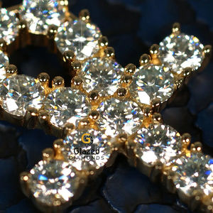 Pendentif croix en or jaune 10Kt à la mode rehaussé de diamants ronds de laboratoire de clarté VVs taille brillante - Product Image 4