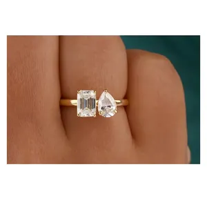 Premium Kwaliteit Twee Stenen Solitaire Ring 2.00 Tcw Smaragd En Peer Gesneden Kleurloze Moissanite Verlovingsring