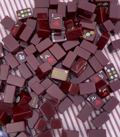 Ubin Mahjong Mewah Gaya Merah Anggur Elegan Terukir Akrilik Permainan Rumah Grosir 160 Ubin Set Mahjong Amerika