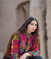Veste longue en velours noir Kochiyaan Zarmeena avec dentelle superposée, broderie dorée, perles, boutons et manches cloche exagérées, coupe naturelle