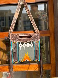 กระเป๋าถือหนังสไตล์ดั้งเดิม Aztec Tooled สำหรับผู้หญิงกระเป๋าสะพายไหล่สีสันสดใสและคลัทช์ข้อมือชุดคอมโบที่ไม่เหมือนใคร - Product Image 4