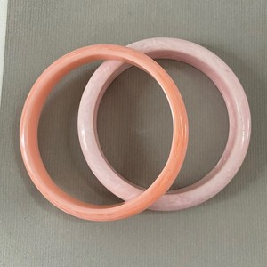 กำไลเรซิ่นสไตล์วินเทจที่มีฝุ่นสีทองและพื้นผิวแบบฝัง - Product Image 1