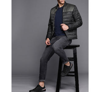 Veste softshell unisexe noire personnalisée vêtements d'hiver pour hommes veste de chaleur à capuche enduite d'extérieur légère à bulles - Product Image 4