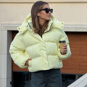 Chaqueta acolchada térmica para mujer, diseñada para la comodidad invernal, relleno aislante, caparazón duradero, resistente al frío, lista para exportación. - Product Image 2