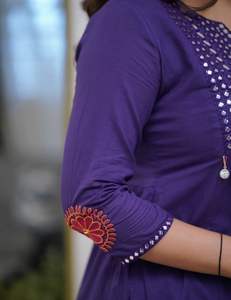 ชุดคุर्ติปักลายกระจกสำหรับผู้หญิง |   ชุดคุर्ตาพิมพ์ลายแบบขายส่ง สำหรับใส่ทำงาน เดินทาง และใส่ในชีวิตประจำวัน - Product Image 5