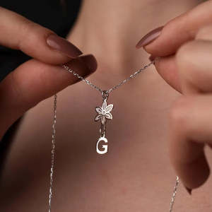 Collar personalizado con inicial y Flor de latón con cadena de eslabones chapada en oro de 14 quilates, estilo bonito para cadenas de aniversario para mujer - Product Image 1