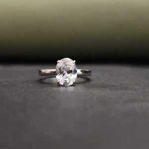 Impresionante Anillo de Moissanita de Lujo con Corte Ovalado y Piedras Creadas en Laboratorio para Regalo de San Valentín en Acero Inoxidable - Product Image 2