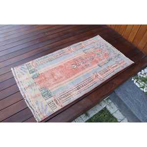 Tapis turc vintage 2,1x4 pieds, rouge, petits motifs de plantes et d'arbres, en laine - Product Image 2