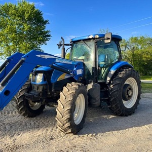 FOURNISSEUR VERIFIÉ DE TRACTEURS USAGÉS New Holland T6070 avec chargeur New Holland 840T avec benne de 8 pieds et grappin à 4 dents - Product Image 3