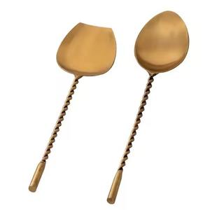 Ensemble de serveurs à salade royaux avec manche en métal doré nervuré, ensemble de cuillères en acier inoxydable parfait, couverts - Product Image 1