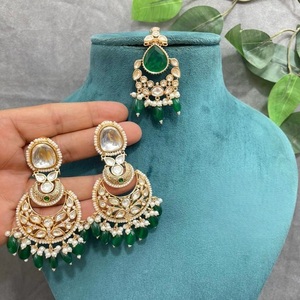 Pendientes y Tikka Elegantes de Alta Calidad con Acabado Dorado, Estilo Tradicional Kundan, Colecciones de Joyería para Bodas para Mujeres y Niñas - Product Image 1