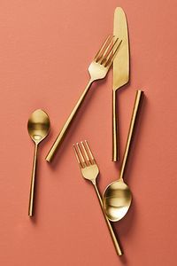 Elegante juego de cubiertos dorados pulidos, desarrollado con artesanía refinada que ofrece un atractivo gastronómico de primera calidad. - Product Image 4