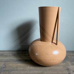 Elegant Metal Flower <b>Vase</b> in a Distinctive Design With Powder Coated Color Finished Perfect for Creating a Standout Centerpiece - Product Image 5