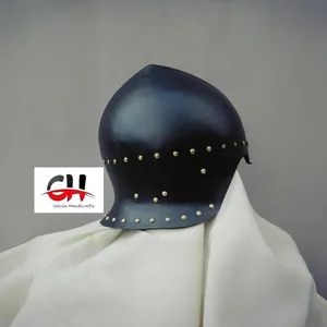 Helm Sallet hitam baja kesatria abad pertengahan pemeringkatan. Barang antik dan militer.