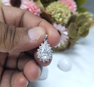 2 Carat Poire Coupe Lab Grown Diamond Pendentif Femme Solide Or 10K/14K/18K Bijoux fins Vente en gros Pendentifs de mariage - Product Image 1