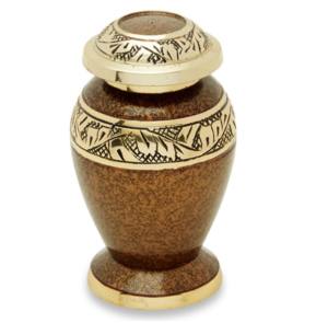 Urna Funeraria de Latón Más Vendida con Hermosa Banda Grabada, Esmalte Blanco y Acabado Pulido - Product Image 5