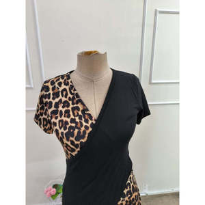 Chemisier court en viscose à manches courtes et encolure enveloppante pour femme avec détail asymétrique sur le devant, 37562 - Noir - Product Image 5