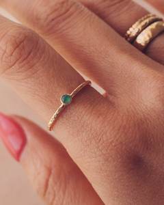 Esmeralda piedra martillo textura banda 18K chapado en oro compromiso boda sólido 925 plata esterlina anillo de una sola piedra - Product Image 4