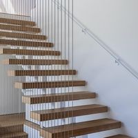 Escalier flottant sur mesure de qualité commerciale, construit avec des surfaces antidérapantes, garde-corps industriel