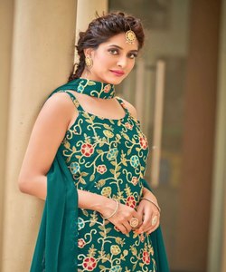 ค้นหาเสื้อผ้าผู้หญิงไซส์ใหญ่ที่สมบูรณ์แบบ รวมถึงเดรสและเสื้อท็อปที่ออกแบบมาเพื่อการพอดีที่น่าอายใจ - Product Image 3