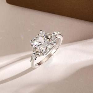 Jeulia Leaf <b>Petal</b> Radiant Cut Engagement Ring in Pave Setting - Product Image 4