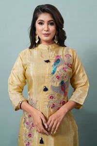 Conjunto de Tres Piezas de Diseño Moderno para Niñas, Seda Chinon de Lujo Elástica para Fiestas, Bodas y Diwali - Product Image 3