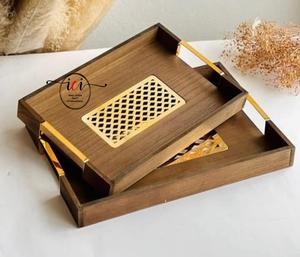 Bandeja decorativa de madera y latón para decoración del hogar y bodas en tamaños personalizados y acabado con asas de latón - Product Image 1