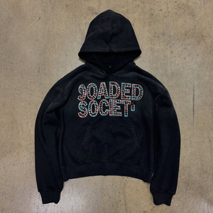 Sudadera con capucha desgastada negra personalizada para hombre 500 GSM Heavyweight Fleece 100% algodón bordado con diamantes de imitación y tachuelas con remaches - Product Image 5
