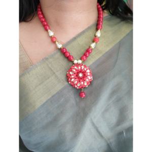 Ensemble de bijoux fins Kundan de créateur floral rouge comprenant un pendentif et des boucles d'oreilles pour les femmes et les filles pour les tenues de fête et les cadeaux - Product Image 3