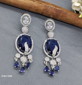 Boucles d'oreilles de bijoux de mariage artisanales exquises avec travail en cristal pour tenue de mariée et de fête d'Inde - Product Image 2