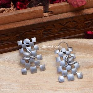Pendientes hermosos de diseñador, pendientes de diseñador con patrón de bloque, joyería de latón chapada en plata para mujer, para uso en fiesta de boda - Product Image 5