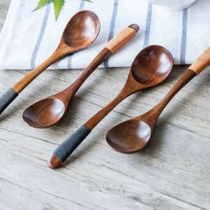 Spatule de cuisine confortable en bois et résine avec support – Ustensile de cuisine naturel pour une utilisation optimale - Product Image 4