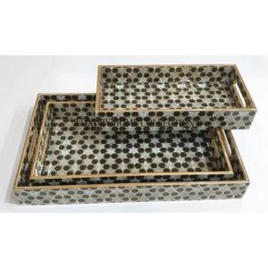 Plateaux de service en bois au design élégant et compact, parfaits pour servir des collations ou des boissons - Product Image 1