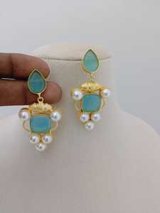 Ensemble de boucles d'oreilles pendantes en perles plaquées or Fusion moderne Design unique Bijoux de mode personnalisés en laiton lourd - Product Image 4