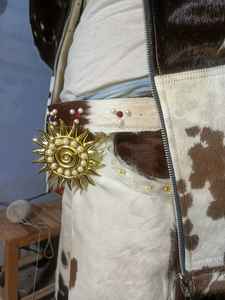 กางเกงหนังวัวแท้สไตล์วินเทจสำหรับทุกเพศ  งานแฮนด์เมด  หัวเข็มขัดเหล็ก  กันน้ำ  ดีไซน์ 3 มิติ  รับทำโลโก้ตามสั่ง  ขายส่ง - Product Image 6