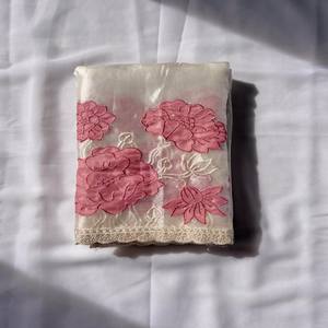 Sari de Seda Pura Oris VASTRA COTTAGE con Bordado de Loto, Apliques de Flores Butti, Borde Calado, Calidad Original con Blusa Complementaria - Product Image 6