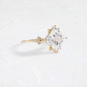 Elegante y lujoso anillo de compromiso de racimo de moissanita de corte princesa Categoría de producto de alta calidad - Product Image 5