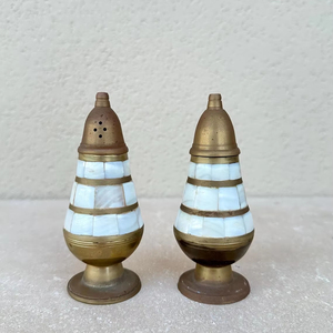 Superbe salière en laiton avec brillance naturelle et silhouette élégante conçue pour de beaux paramètres de table - Product Image 1