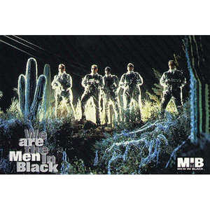 Carte postale Hommes en noir, élégante carte de vœux mettant en scène des personnages de films emblématiques - Product Image 1
